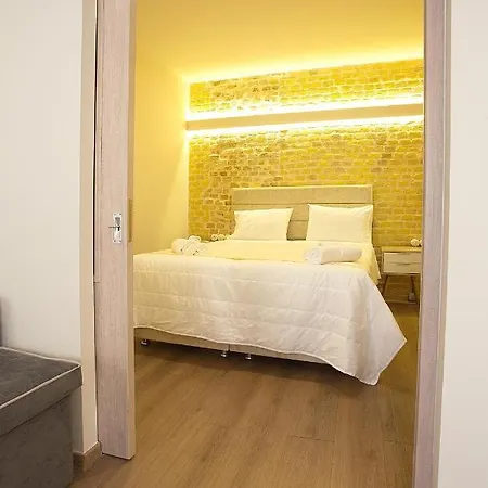 Liston Apartment *